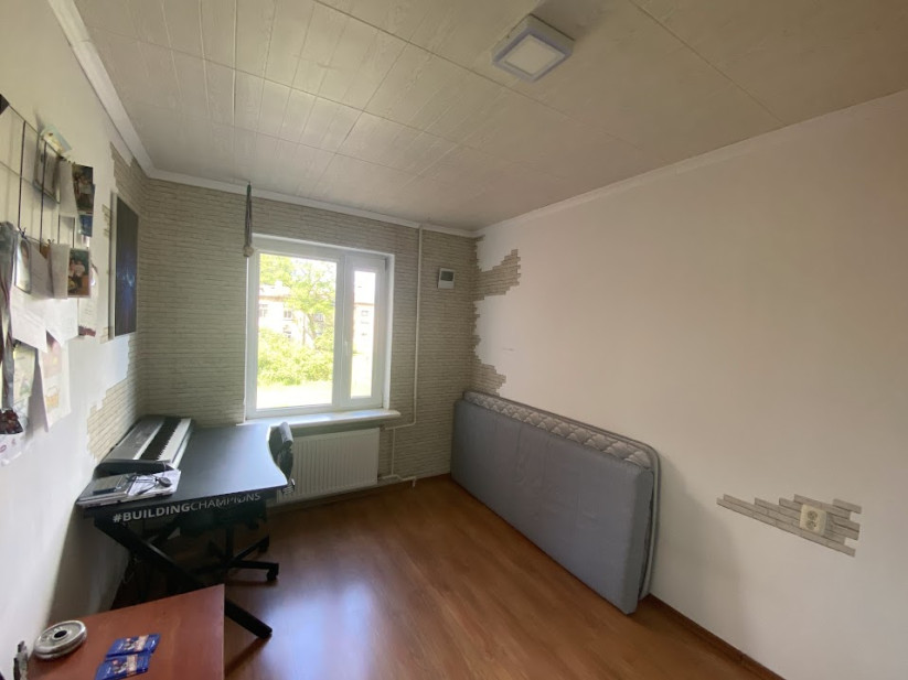 Moderns darba kabinets ar klavierēm un minimalistisku dizainu.