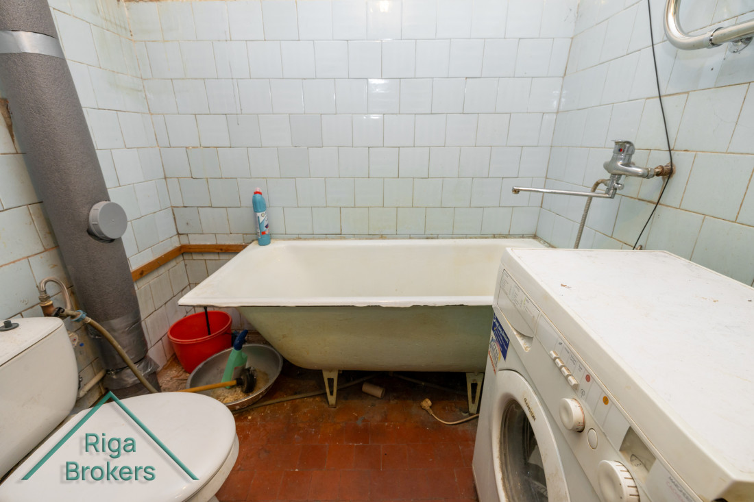  Bathroom with bathtub and washing machine