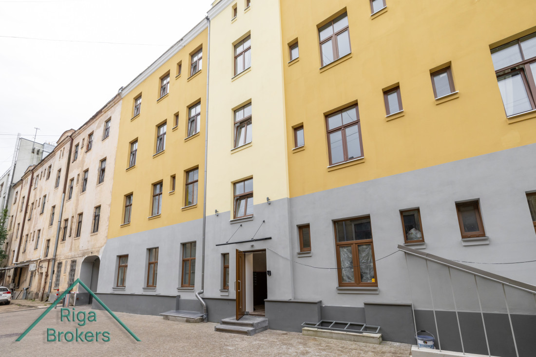  Renovated courtyard of an apartment building.