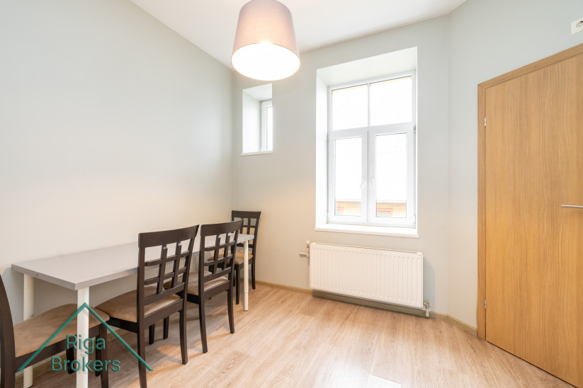 Dining room with a table and chairs.