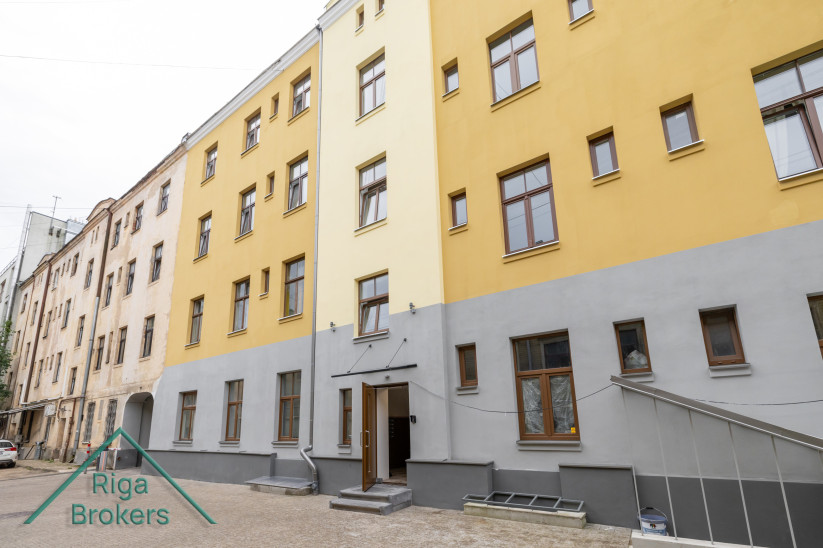  Renovated courtyard of an apartment building.