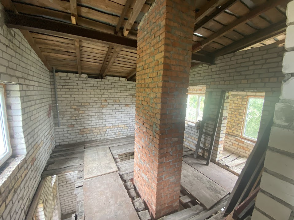 Brick walls and pillars on the second floor.