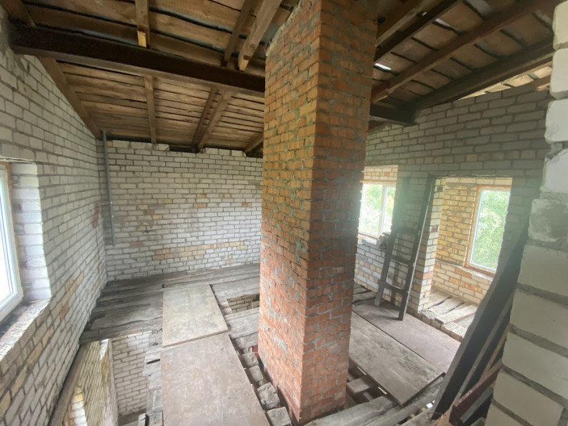 Brick walls and pillars on the second floor.
