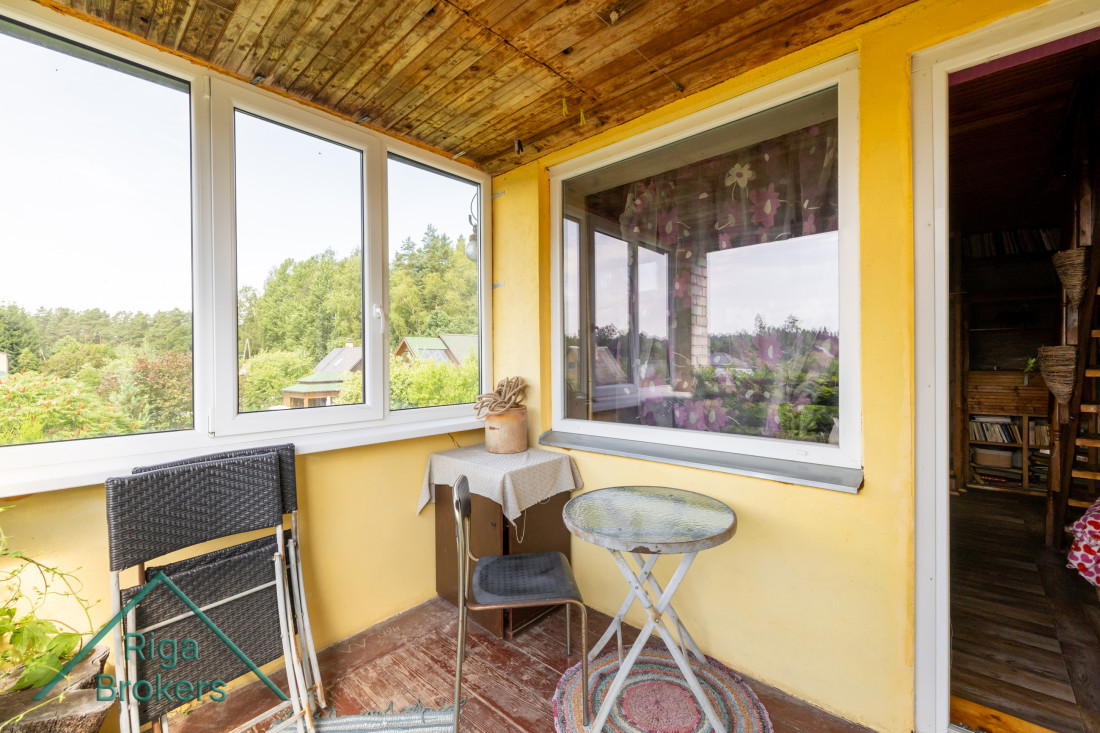 Veranda ar skatu uz dārzu