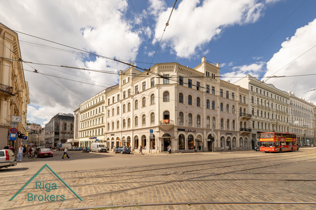 Bēla ēka ar arkām Rīgas centrā.