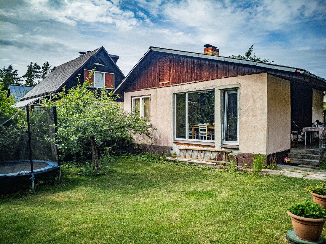 Māja ar batutu pagalmā