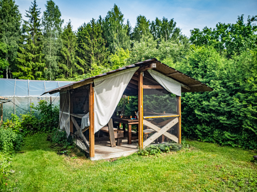 Vasaras mājiņa ar atpūtas vietu
