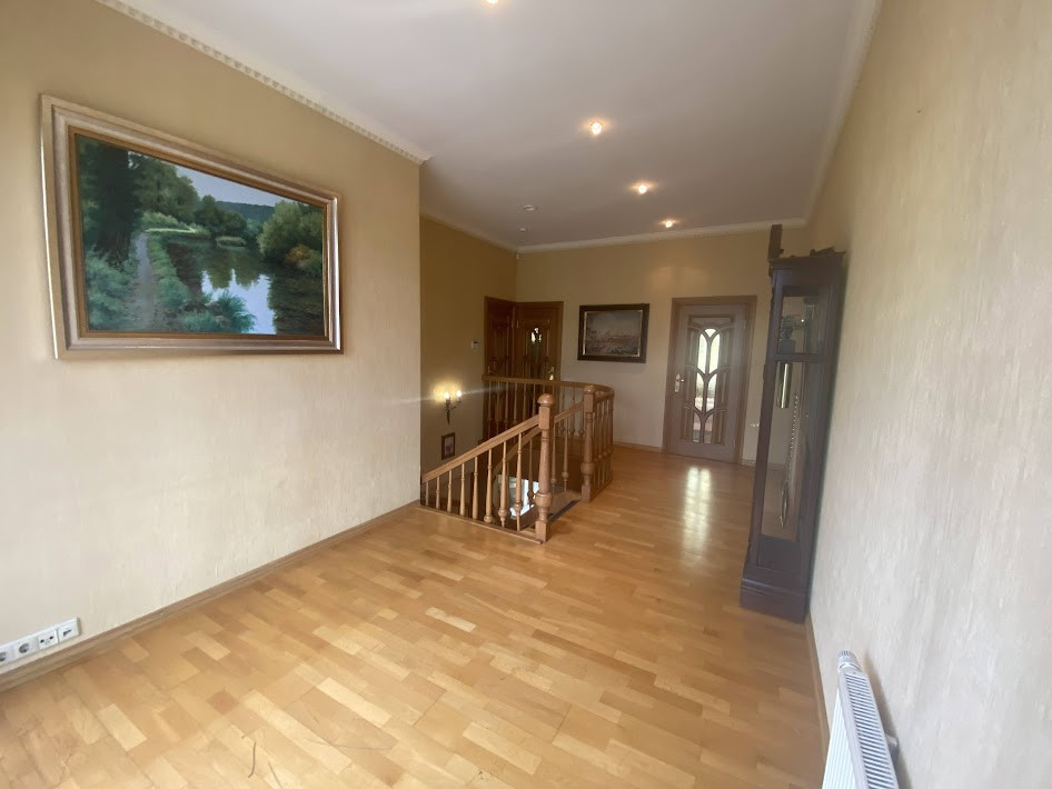 Otrais stāvs ar elegantu balustrādi.