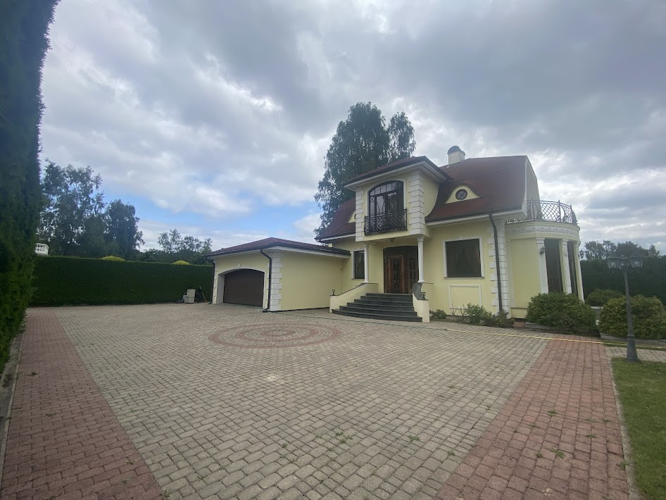 Liela privātmāja ar bruģētu pagalmu.