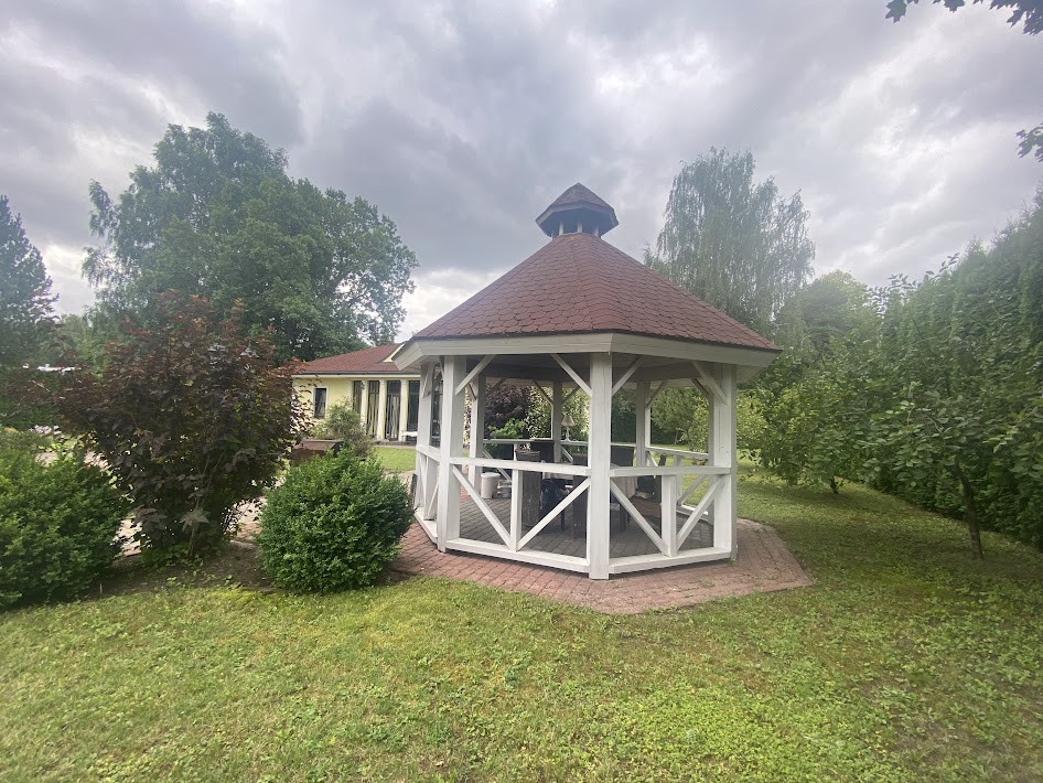 Koka lapene privātmājas dārzā.