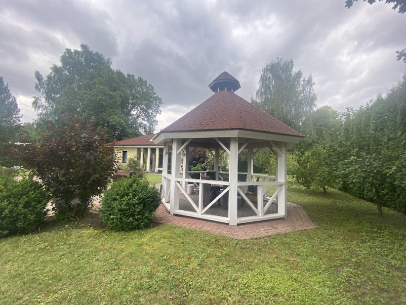 Koka lapene privātmājas dārzā.