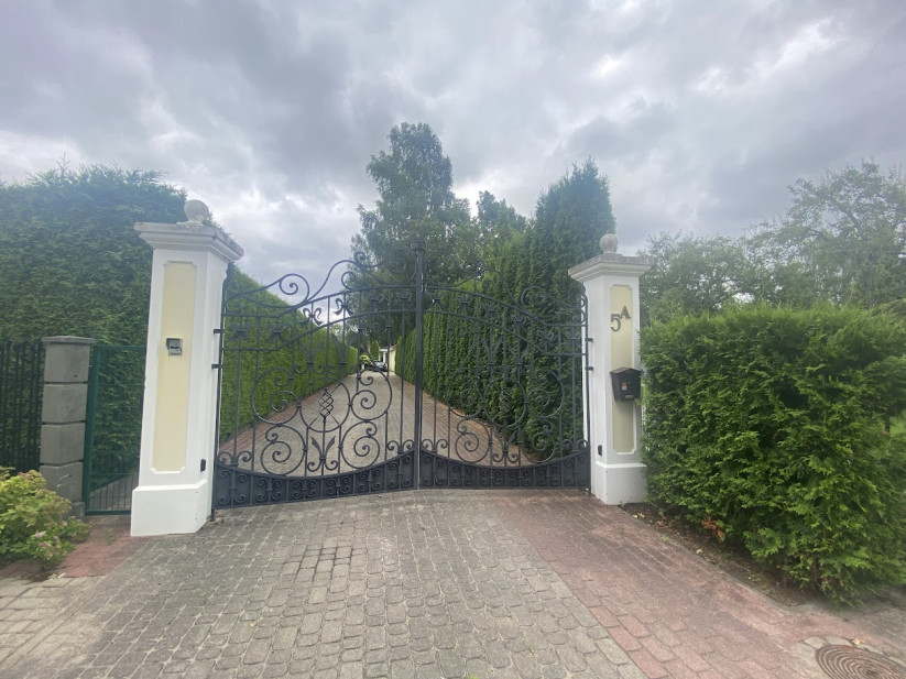 Dekoratīvi vārti privātīpašuma ieejā.