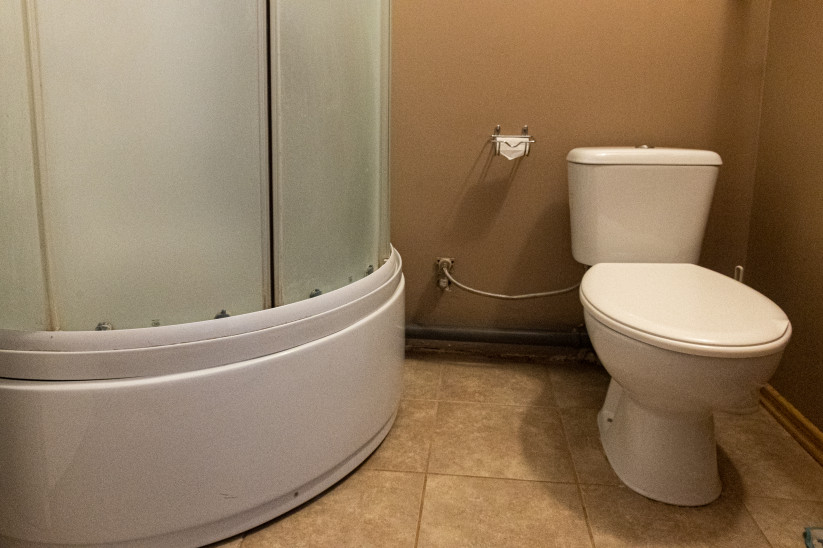 The bathroom has a combined toilet 