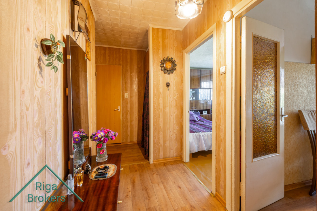 Corridor with wooden finishes and mirror.