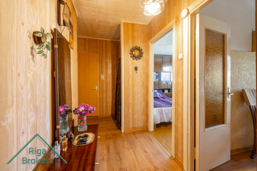 Corridor with wooden finishes and mirror.