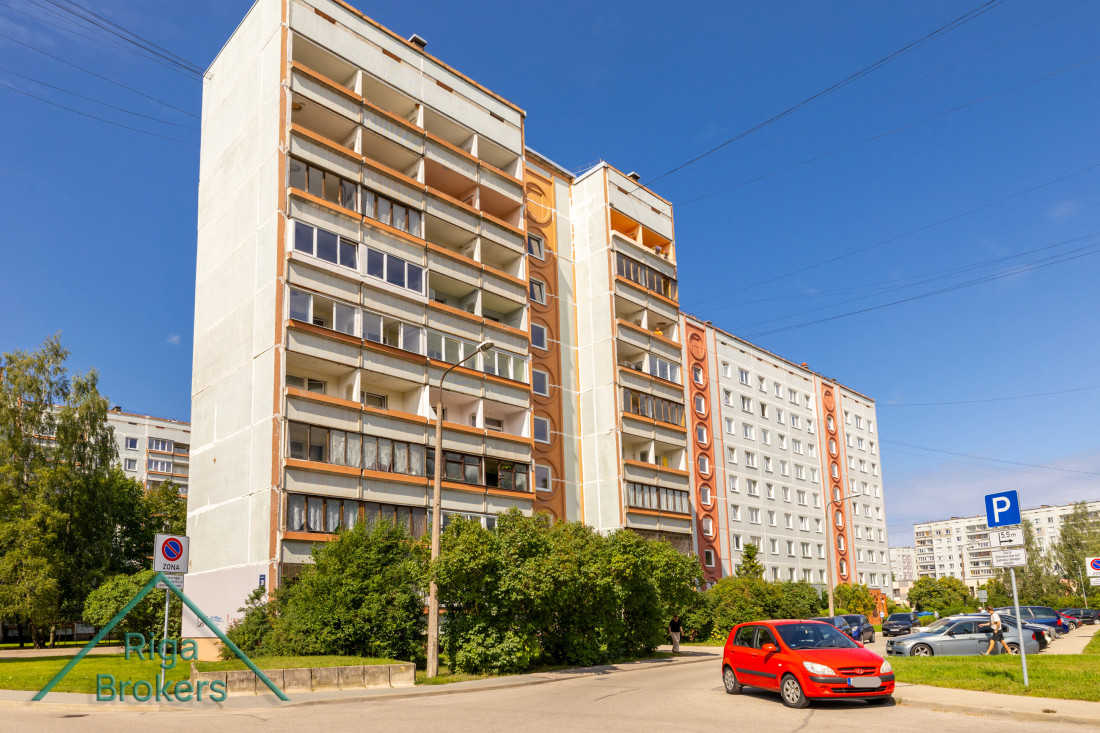 Dzīvojamās ēkas eksterjers ar balkoniem.