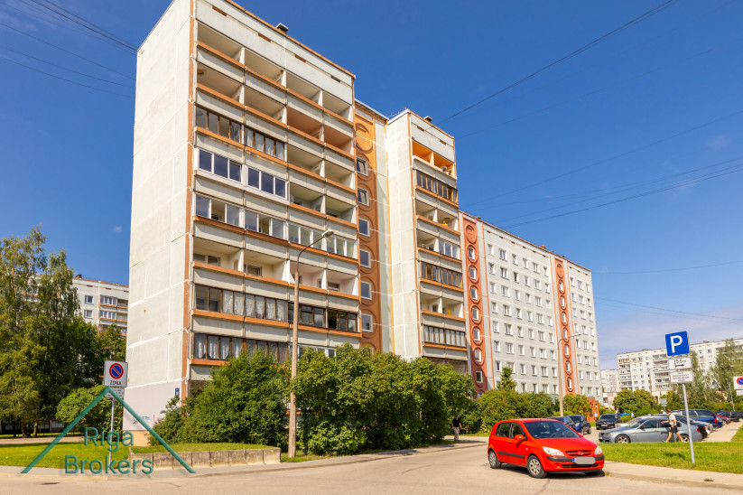 Dzīvojamās ēkas eksterjers ar balkoniem.