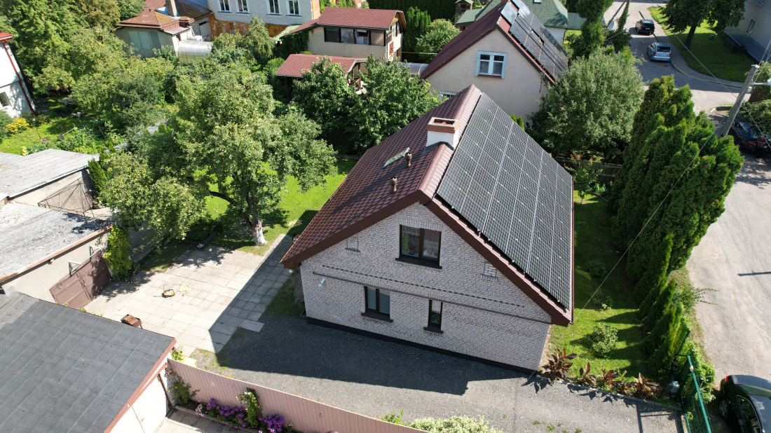 House with paved driveway and yard.