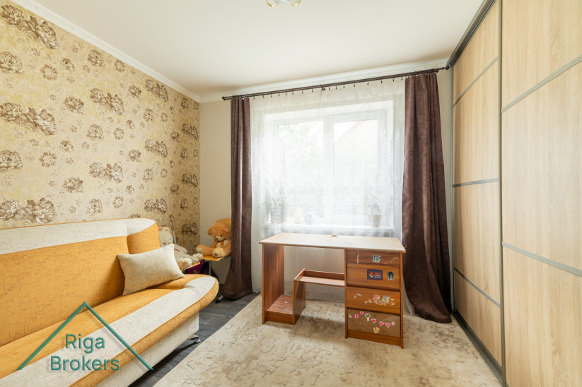 Children's room with a desk by the window.
