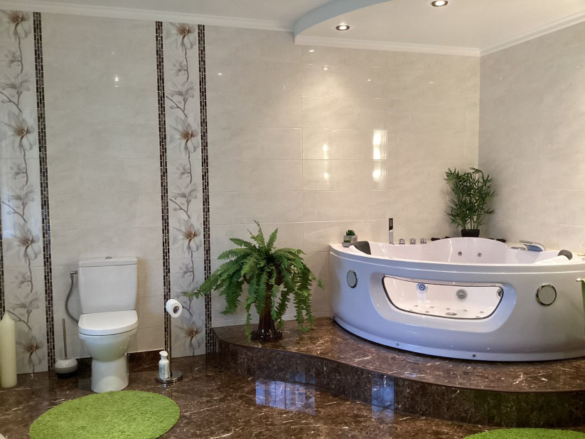  Spacious bathroom with a jacuzzi
