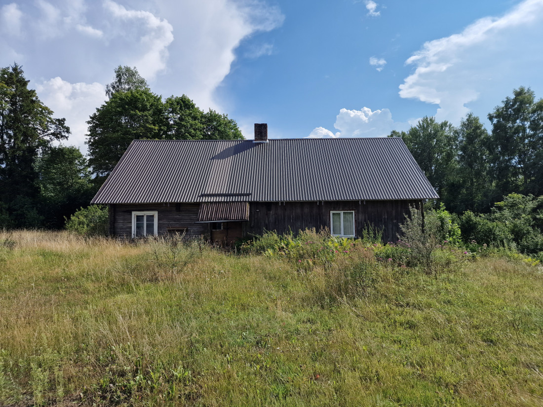 Veca māja ar metāla jumtu.