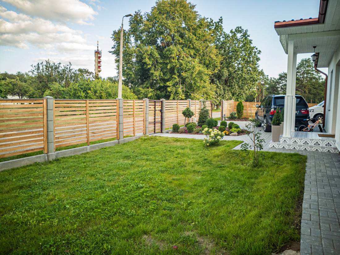 Pagalms ar žogu un apstādījumiem.
