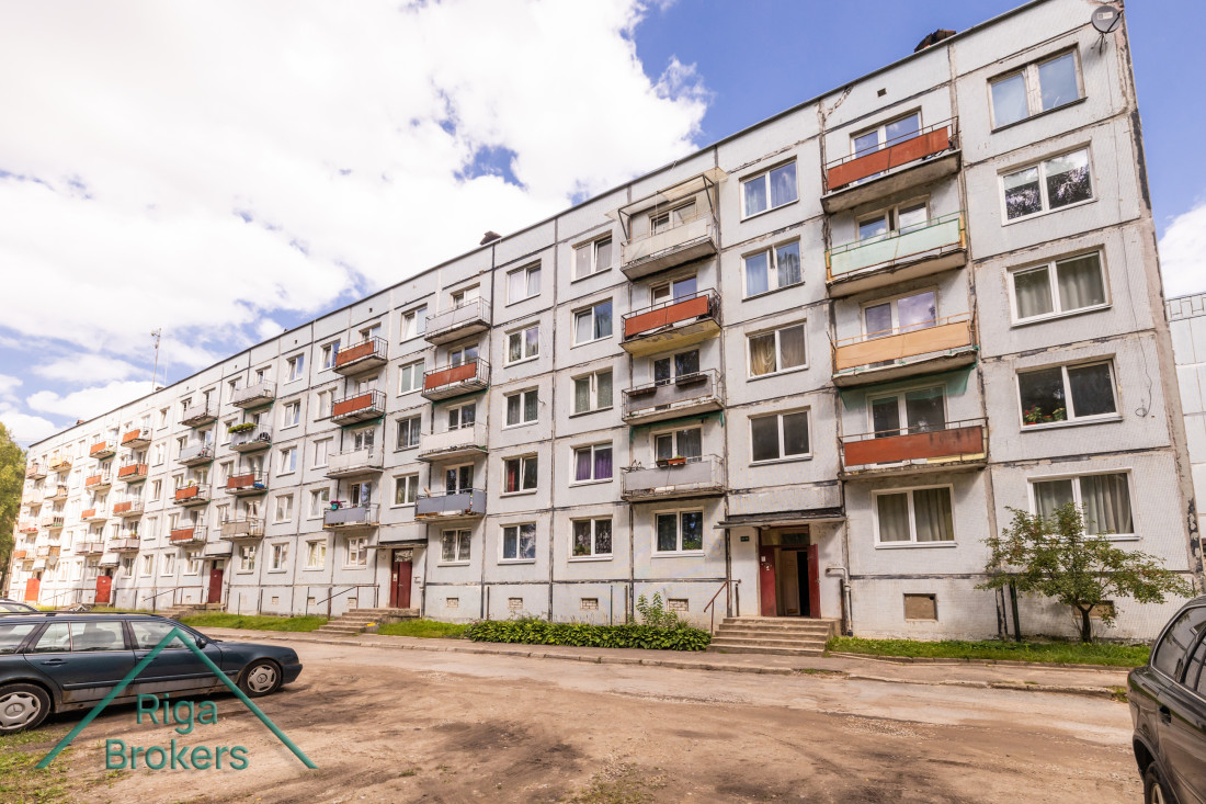 Внешний вид здания с балконами квартир.