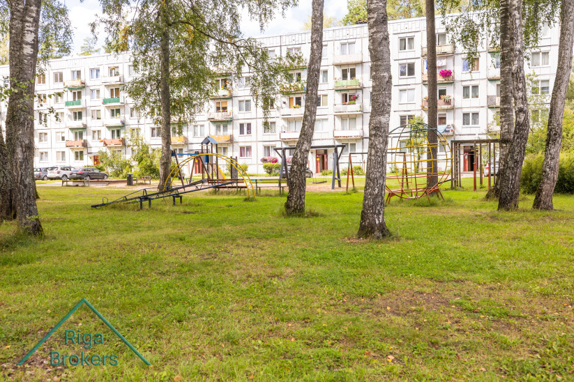 Детская площадка с игровым оборудованием.