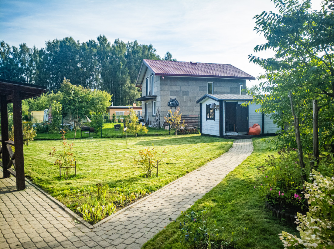 Plašs pagalms ar dārza māju.