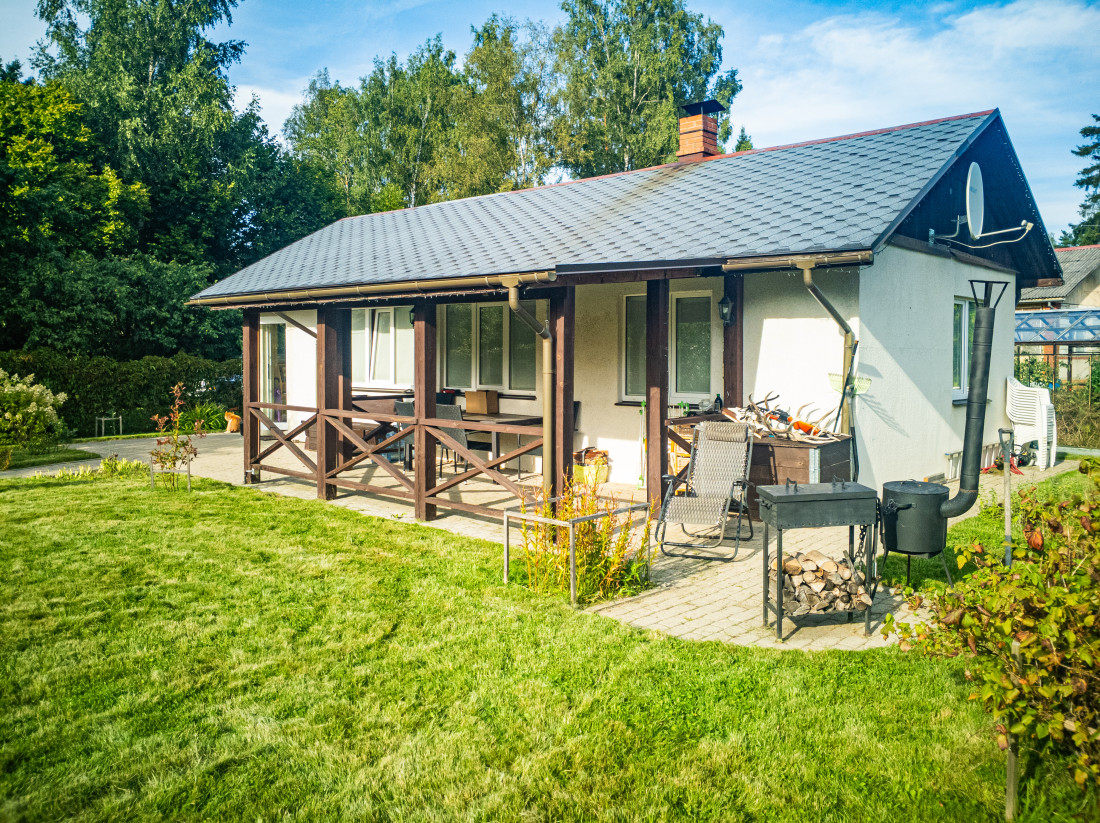 Privātmāja ar koka verandu.