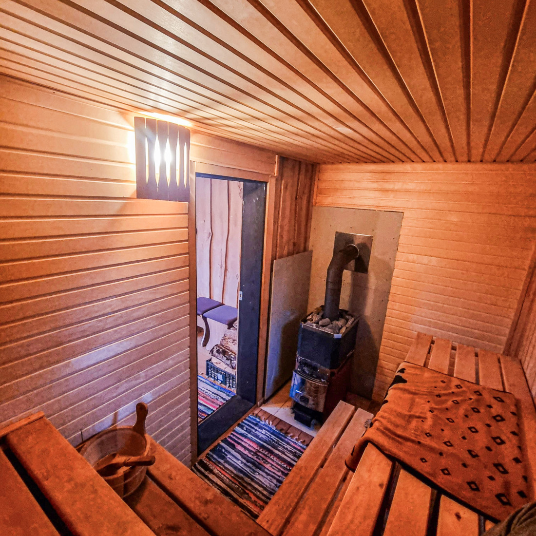 Sauna ar tradicionālu koka interjeru.