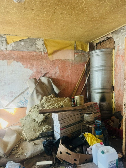 Renovējama telpa ar būvmateriāliem.
