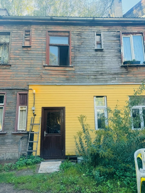 Koka mājas aizmugures skats.