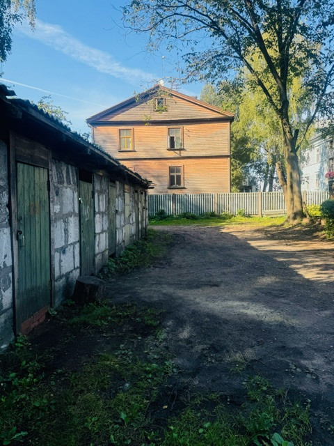 Mājas pagalms ar šķūnīšiem.