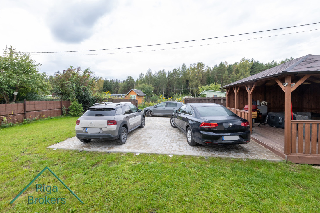 Ieklāta autostāvvieta ar vairākiem automobiļiem.