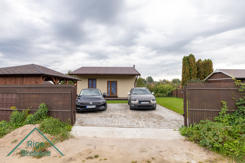 Iebraucamie vārti uz privātmāju.