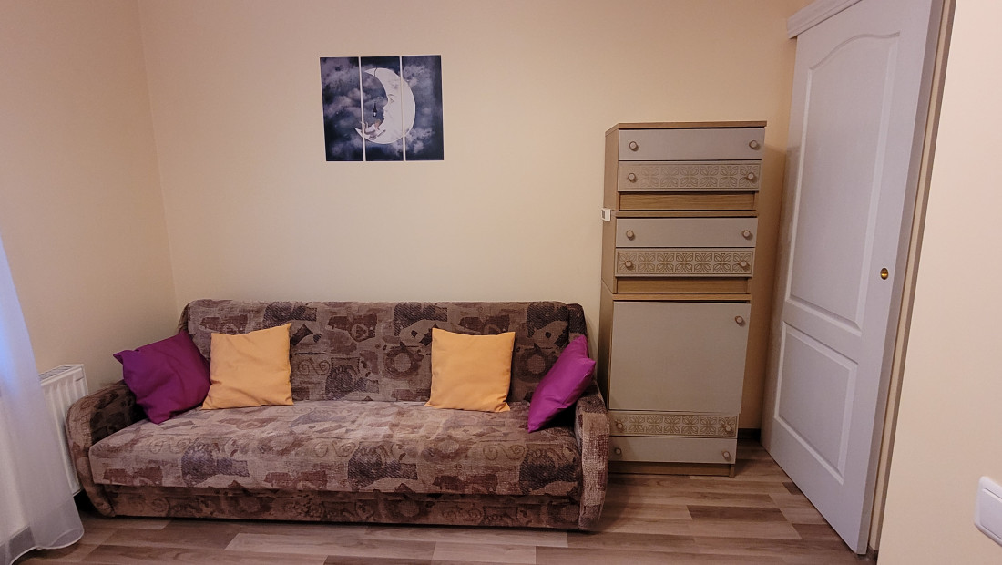 Relaxation area with a sofa and colorful cushions.