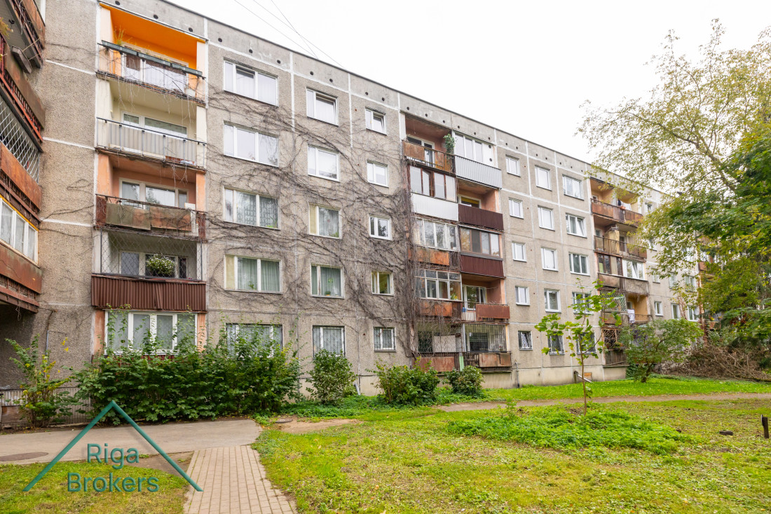 Mājas fasāde ar daudzām lodžijām.