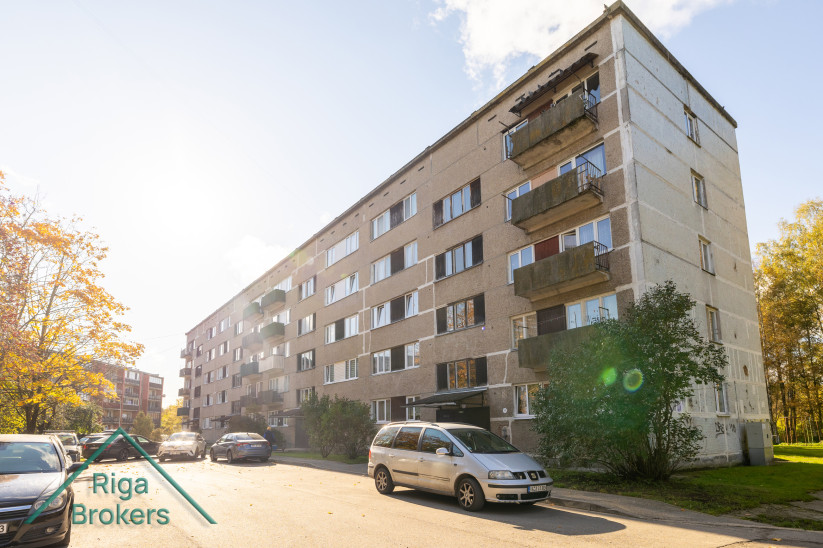  Iela ar automašīnām pie daudzdzīvokļu mājas.