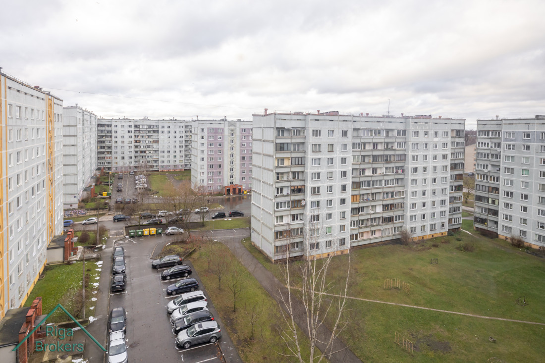 Skats no dzīvokļa uz daudzdzīvokļu mājām.