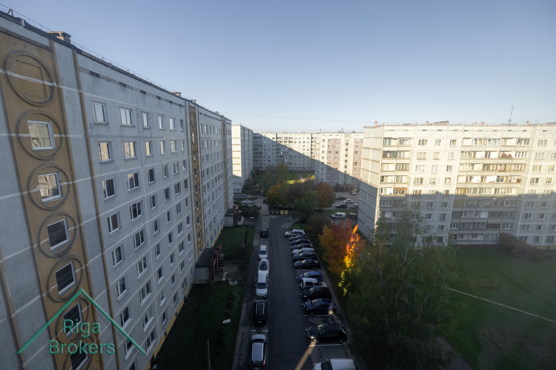 Skats uz pagalmu starp daudzstāvu ēkām.