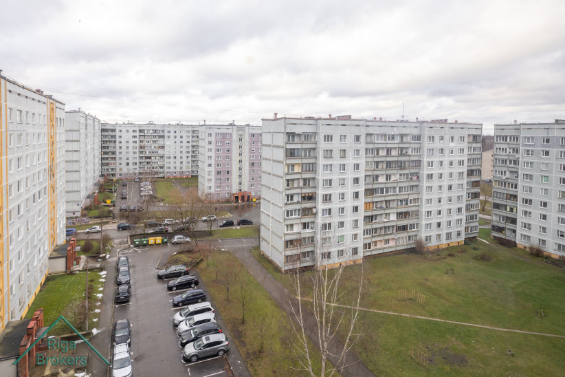Skats no dzīvokļa uz daudzdzīvokļu mājām.