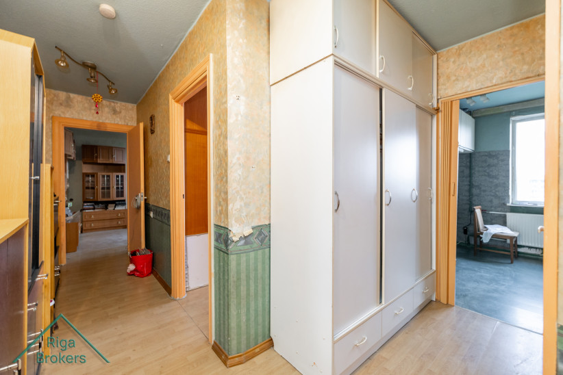 Koridors ar skapjiem un dekorācijām.