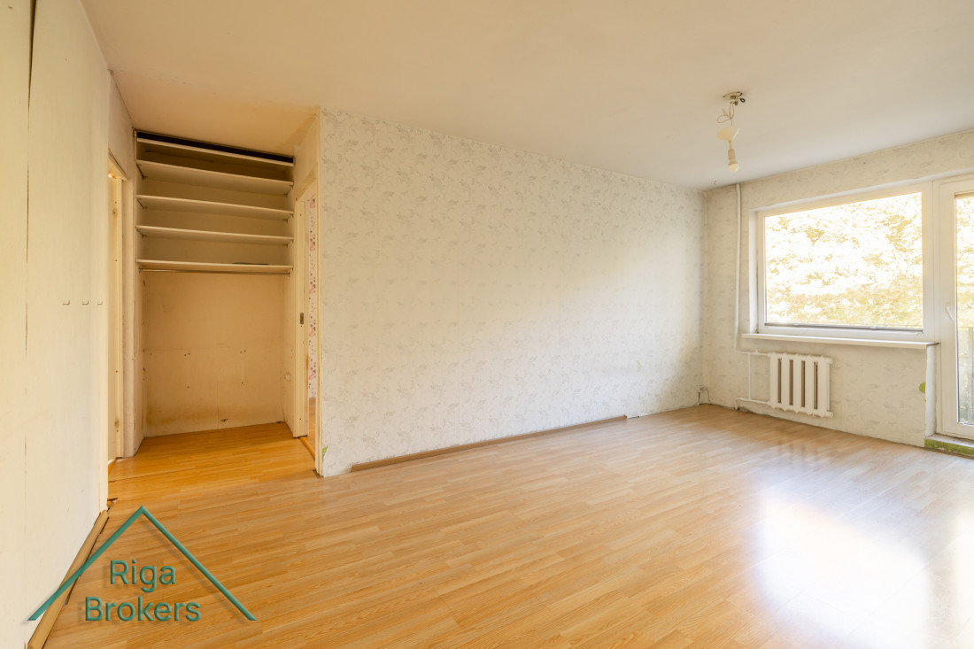 Living room with built-in shelf niche.