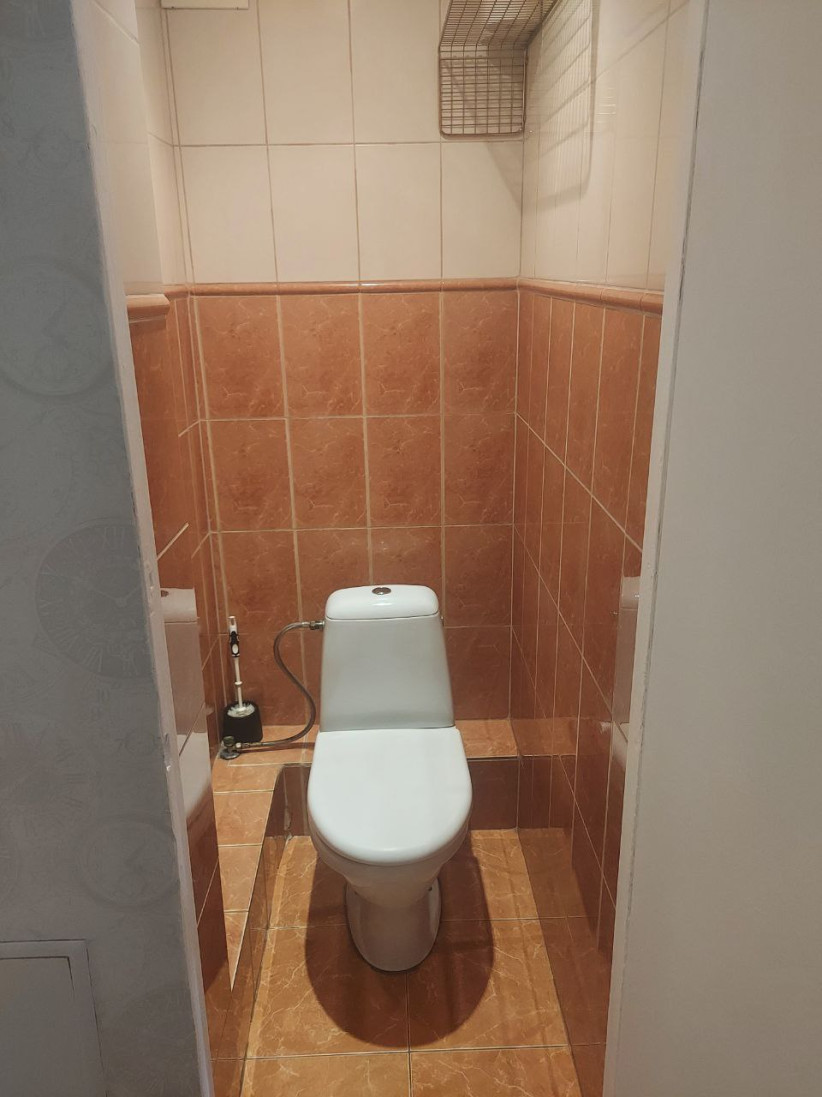 Mazs tualetes telpa ar keramikas flīzēm.
