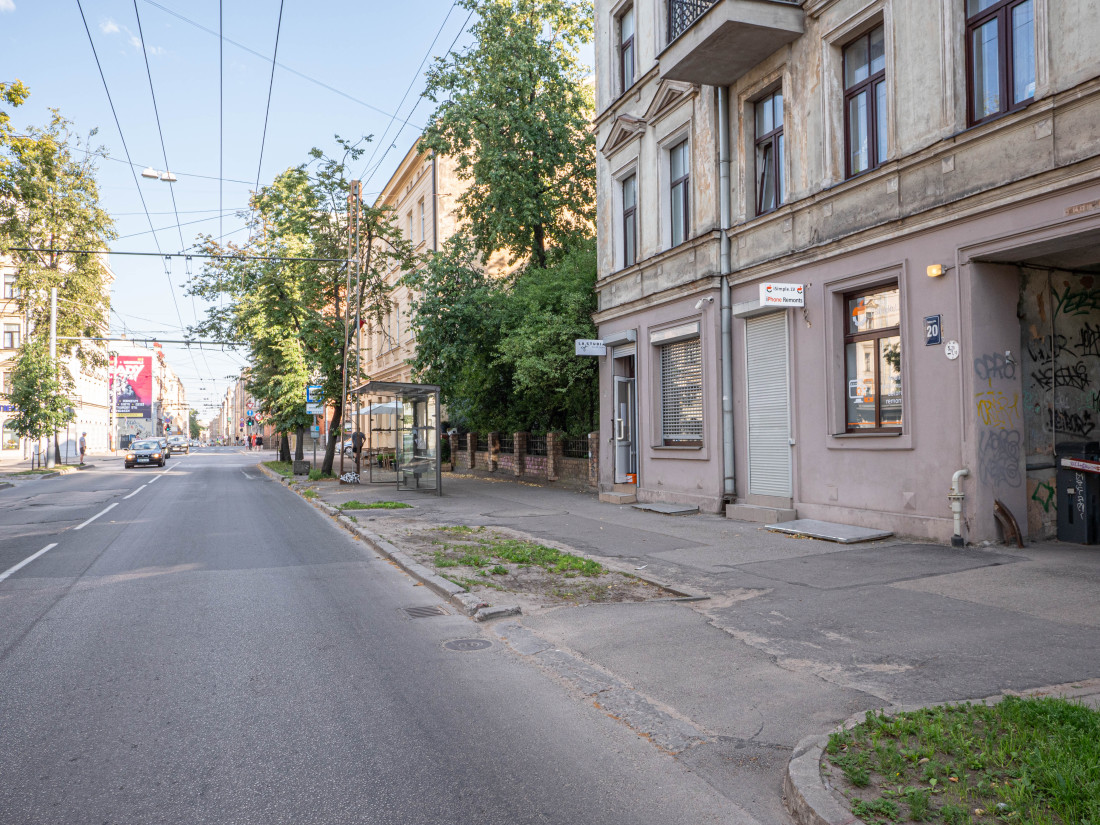  Iela ar ēkām un veikalu skatlogiem