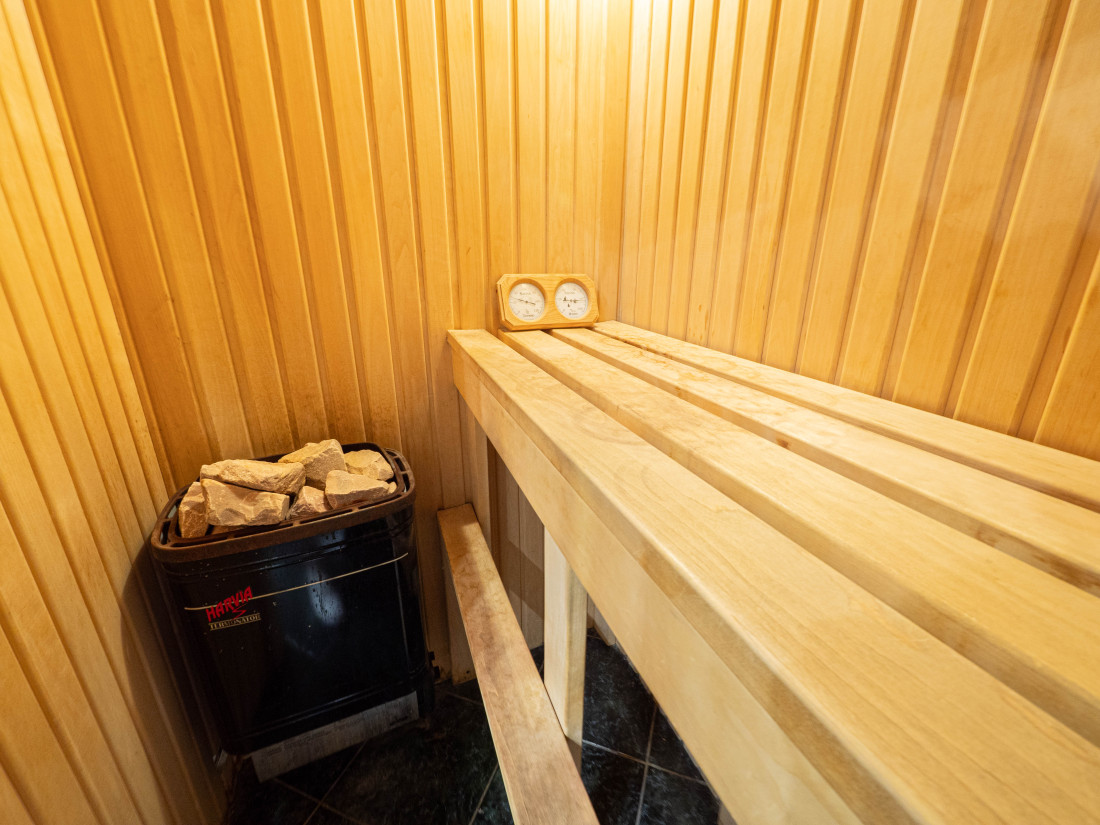 Sauna ar koka apdari un krāsni.