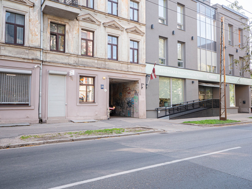 Klīnika pie vēsturiskām ēkām pilsētā