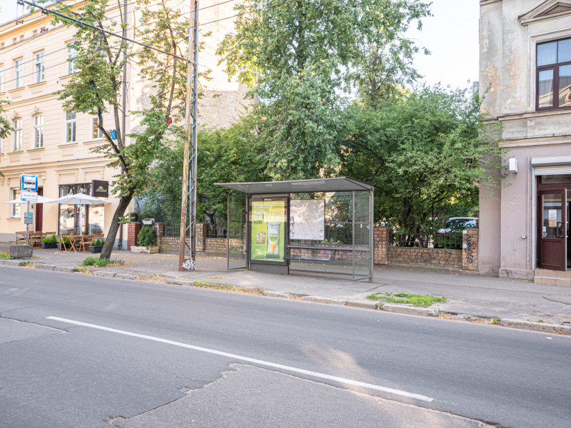 Autobusa pietura pilsētas centra ielā