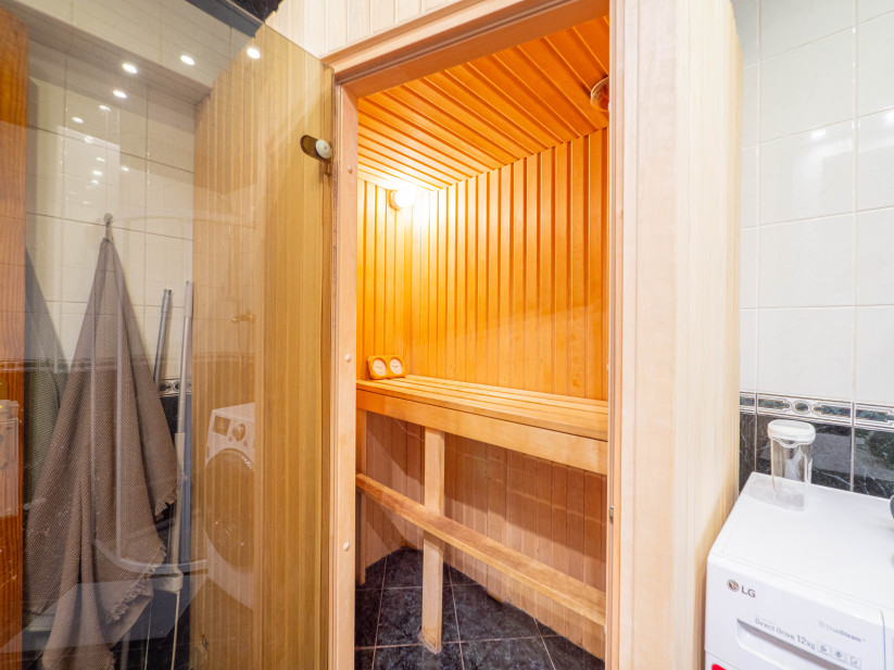  Saunas interjers ar koka soliņu un akmeņiem.